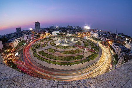 泰国曼谷 2019年3月3日 长途汽车的交通灯是环绕大圆圈的一条线旅游城市旅行地标运输天空景观建筑街道背景图片