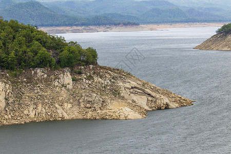 泰国塔克省北部湖布密博尔大坝的自然景象与雨季山林和天空相伴力量电气旅游发电机涡轮环境植物建筑学蓝色车站背景图片