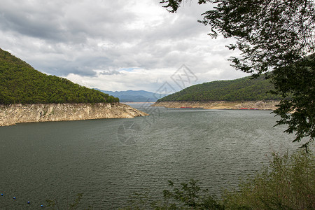 三省吾身泰国塔克省北部湖布密博尔大坝的自然景象与雨季山林和天空相伴水库力量车站旅行植物森林地标蓝色建造工程背景