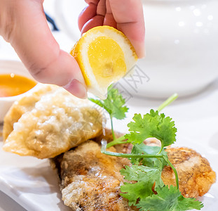 美味的面粉 有名的阿西亚州菜  炒鱼和汤水加柠檬 酱汁和茶的子油炸美食筷子文化食谱食物杯子盘子点心饺子背景图片