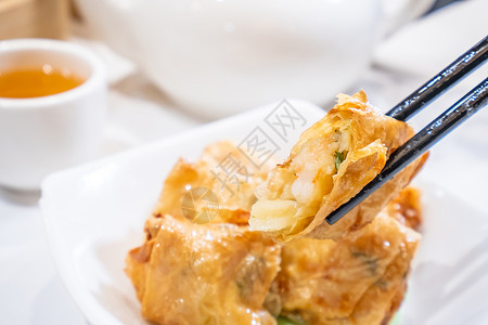 美味的点心 亚洲著名的粤菜  香港 yumcha 餐厅的炸豆腐 豆腐皮 卷配虾和虾 特写美食盘子豆腐白色皮肤筷子食物油炸文化空白背景图片