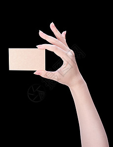手握着黑背景 剪切路径 闭合 模拟 剪掉的空白棕褐色纸牌模板的年轻清洁女孩手礼物剪裁小路工作室牛皮纸女性商业支付手臂手指背景图片