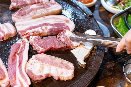 铁板生肠韩国餐厅的煎炸黑猪肉饭 新鲜美味可口科林食品烹饪用生菜制成铁板 特写 复制空间 生活方式猪肉油炸芝麻文化平底锅食物炙烤食谱传统胡背景