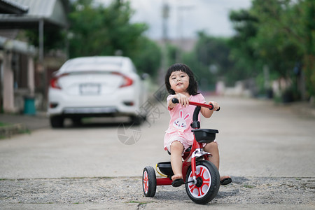 骑大雁的女孩可爱的孩子们骑自行车 孩子们享受骑自行车学习孩子家庭女性父母女儿公园乐趣快乐运动背景