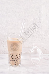 喝杯奶茶778Tapioca珍珠球泡泡奶茶 广受欢迎的台湾饮料 在大理石白桌和木盘上用稻草喝杯酒 特写 复制空间食谱塑料托盘食物回收美食波霸牛背景