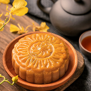 中秋节传统美食概念黑石板桌上的美丽月饼与茶糕模具花茶壶文化食物茶碗甜点盘子石板蛋糕杯子节日背景图片