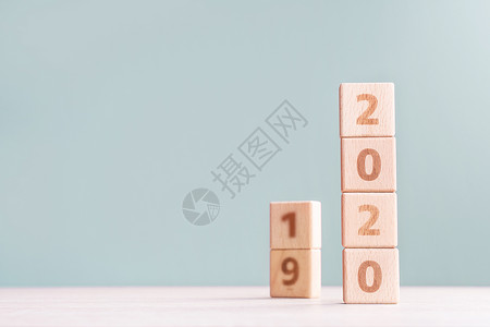 摘要 2020 2019 新年倒计时设计理念木桌上的木块立方体和低饱和度绿色背景特写复制空间正方形商业派对数字预言金融日历庆典挑背景图片