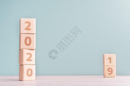 摘要 2020 2019 新年倒计时设计理念木桌上的木块立方体和低饱和度绿色背景特写复制空间成就庆典金融灰色战略预言日历数字木头背景图片