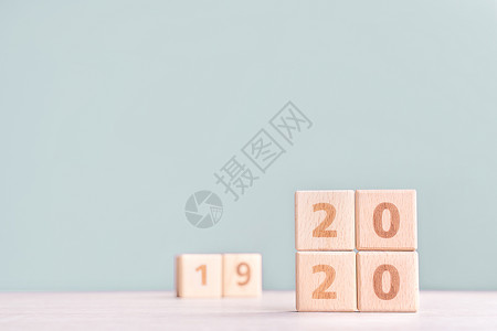 摘要 2020 2019 新年倒计时设计理念木桌上的木块立方体和低饱和度绿色背景特写复制空间战略审查庆典预言商业金融挑战派对创造背景图片