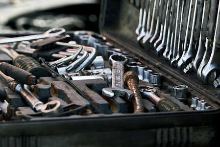 汽车修理厂的汽车修理工工具组合金技术机械盒子车库乐器钳子便利工程师金属背景图片