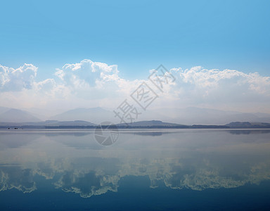 湖水面 云层的天空反射水景高地场景阳光蓝色多云天气地平线风景背景图片