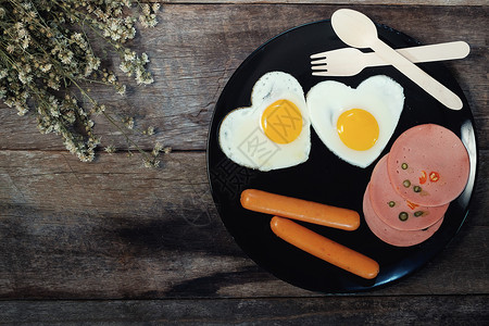 生鸡蛋在盘子上健康生的高清图片