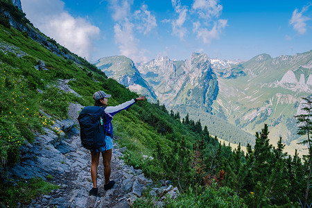 阿彭策尔一个背着背包的女人站在山顶 这个女孩去美丽的地方旅行 到达目标 的山脊 瑞士的 Kreuzberge闲暇游客自由山脉环境生活方式背景