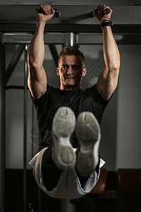 健康生活方式的适宜性健身房男人仰卧起坐肌肉力量运动背景图片