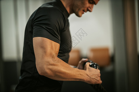 健康生活方式的适宜性肌肉水平重量运动健身房二头肌力量男人电缆机背景图片