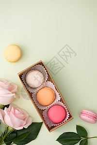 法国甜点法国马卡龙 许多变异的甜甜玛卡龙 在餐桌上装满了粉红玫瑰花束的盒子里巧克力饼干食物玫瑰花朵粉色甜点白色咖啡礼物背景