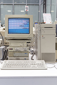 俄罗斯莫斯科2018 年 6 月 11 日 俄罗斯莫斯科博物馆的旧原苹果 Mac 电脑键盘科学发明技术屏幕展示电子产品古董博物馆背景