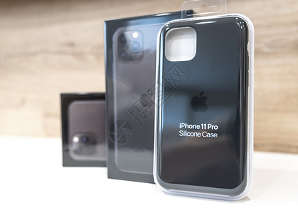 俄罗斯莫斯科  2019年9月24日 苹果手机11的硅黑案件产品套管通讯器白色工具塑料黑色机动性密封电话背景图片