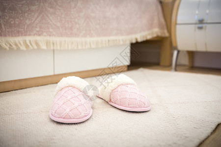 地毯拖鞋现代式的卧室 地板上有粉红色舒适软拖鞋女性家具风格装饰毯子内阁鞋类公寓房间寝具背景