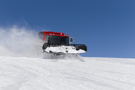 雪山坡山上高山坡上的雪猫运动滑雪天空拖拉机运输机器季节场景推土机美容师背景