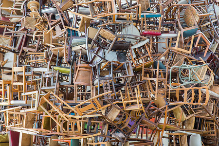 一堆椅子办公室塑料平衡袖珍空间座位会议家具凳子木头背景图片