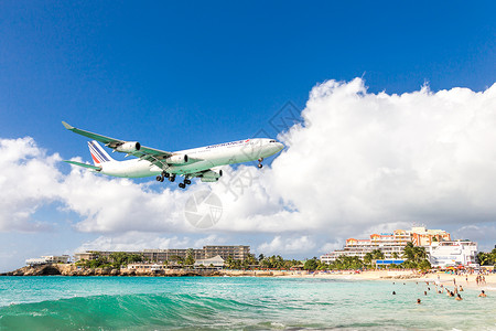 2016 年 12 月 13 日 一架商用飞机接近朱莉安娜公主机场 在 Maho 海滩旁观的观众上方运输旅游跑道假期支撑天空飞机背景