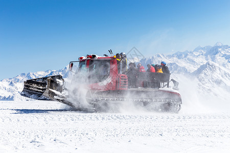 山推推土机制造山上高山坡上的雪猫滑雪推土机车辆天空运输机器旅行季节拖拉机假期背景
