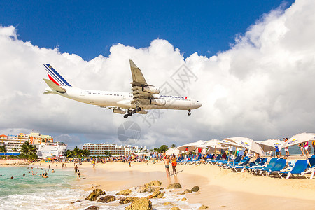 12至13年2016 年 12 月 13 日 一架商用飞机接近朱莉安娜公主机场 在 Maho 海滩旁观的观众上方海洋社论航班客机跑道飞行天空背景