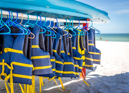 帕皮特美国佛罗里达州圣佩特海滩的救生衣和船爱好游泳保险假期热带生活旅游衣服皮艇航行背景