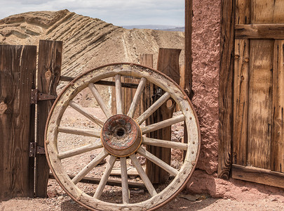 印花布鬼镇农场的旧车轮旅行车辆荒野历史村庄沙漠教练国家旅游车皮背景