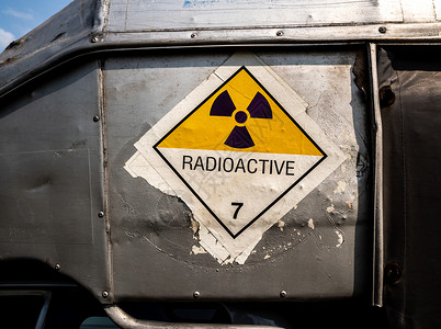运输卡车上第7类危险货物运输标签上的辐射警告信号标志 第7类风险安全危险品环境黄色冒险材料班级贴纸白色背景图片