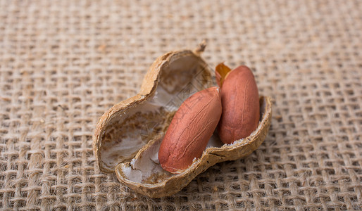 花生碎裂 罐壳夹在麻布上食物养分小吃营养坚果种子饮食背景图片