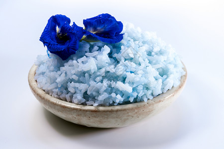 蓝米饭 用蝴蝶豆花的颜色制成蝴蝶草本食物热带叶子蓝色杯子白色背景图片
