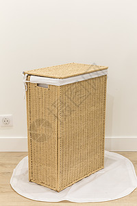 在白色洗衣篮上隔离手工贮存阻碍稻草衣服木头柳条棕色编织篮子背景图片