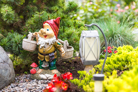 英式花园家庭花园中的花园矮人 园艺装饰艺术平衡木小精灵雕塑制品数字植物玩具侏儒草地背景