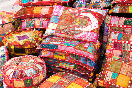 印度地毯明亮的枕头手工地毯礼物风格购物市场工艺城市店铺旅行背景
