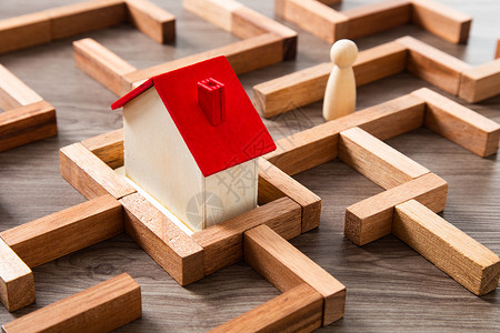 房子迷宫有迷宫的木房子 房地产概念思考木头挑战出口木块旅行解决方案孤独逻辑游戏背景