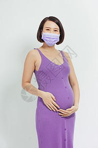 亚洲怀孕妇女戴面罩 带着肚子 看着照相机 孤立在白色背景上 共食19概念女性呼吸感染疾病发烧女士面具婴儿流感背景图片