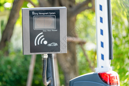 Easy pass 蓝牙远程读卡器 用于现代办公楼前的门禁快速车道门 安全停车管理技术系统背景