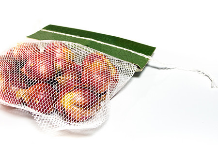 包素材网网状袋中的红洋葱和一些在地板上的红洋葱 以白色背景与世隔绝蔬菜草本植物食物香料香气红色背景