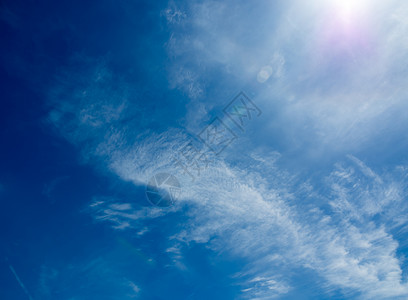 在明亮的蓝色天空中 白毛乌云与阳光之光环境空气白色旅行假期阳光天气强光太阳背景图片