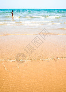 不明身份的人和海滩上海浪的泡沫气泡反射热带海浪白色旅行男人天空假期背景图片