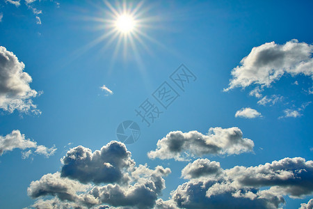 蓝天 有云和太阳背景环境天气气候天堂自由风暴阳光场景柔软度晴天背景图片