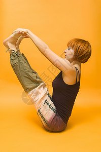 红女孩做瑜伽女士姿势瑜珈练习运动背景图片