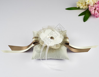 结婚戒指的漂亮枕头珠宝蕾丝周年仪式装饰风俗纪念日风格丝带庆典背景图片
