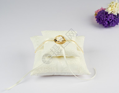 结婚戒指的漂亮枕头新娘珠宝婚礼家庭风俗传统周年蕾丝丝带纪念日背景图片