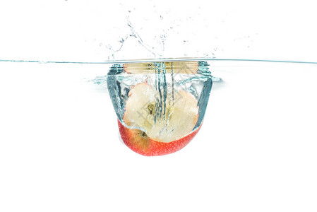 红苹果掉入水中 白底有水喷洒高清图片