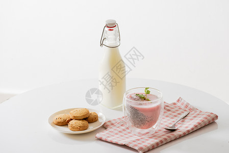 摩丝摩丝中国年加酸奶和玻璃浆果的奇亚布丁奇异果早餐牛奶种子营养甜点果汁食物绿色水果背景