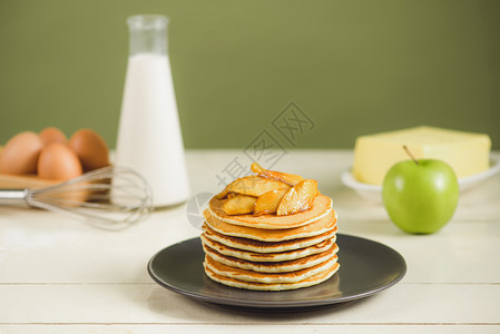 餐桌上有苹果的煎饼 早餐 点心 煎饼日牛奶饼子水果肉桂甜点食物油条小吃糕点蛋糕背景