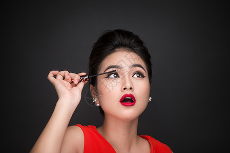 化妆品和化妆品概念 亚洲女性做化妆师的眼睫毛黑面纱眼睛女孩女士刷子黑色皮肤背景图片
